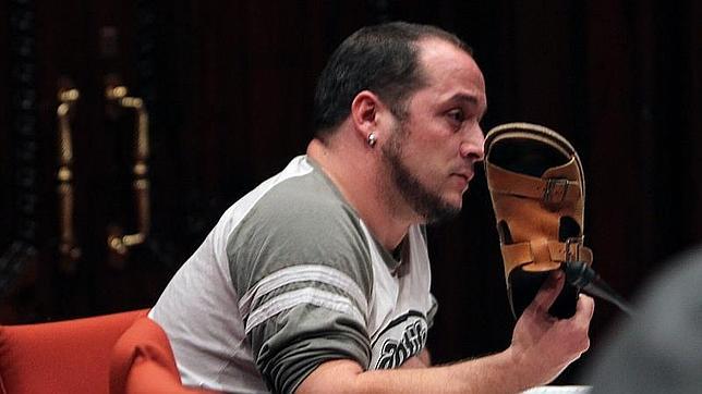 Un diputado catal�n amenaza a Rato con una sandalia: ��Tiene miedo?�