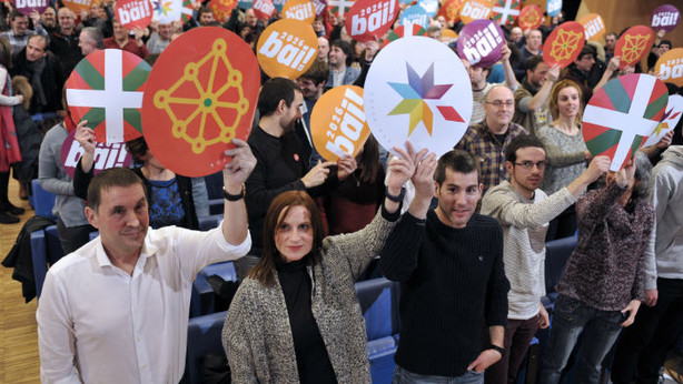 Arnaldo Otegi y Arkaitz Rodríguez, a ambos lados de Sonia Jacinto, durante el congreso fundacional de Sortu.