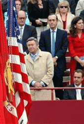 El 12 de octubre de 2003 R. Zapatero permanece sentado al paso de la bandera de los USA 